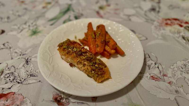 Featured image of post Pistachio and Citrus Salmon with Roasted Carrots